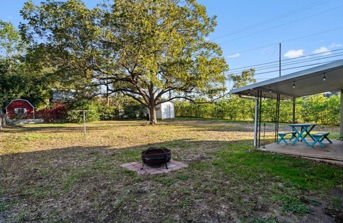 St. Edwards House | Spacious Modern Retreat - Mins 2 Downtown