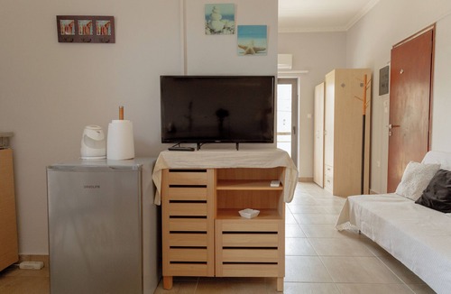 Kato Stalos Apartment | Spacious Modern Room on Agia Marina Beach
