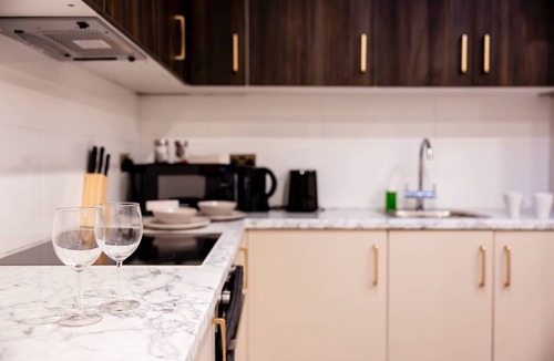 Fulham Broadway Apartment | Spacious Modern Studio in Central London