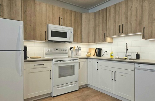 Okanagan-Similkameen Apartment | Spacious modern suite above Dale Meadows