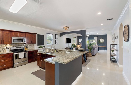 River Oaks House | Spacious modern 4-bedroom house in charming Fort Lauderdale with WiFi, AC