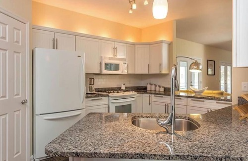 Country Club Estates House | Spacious Modern Home with Hot Tub, Outdoor Dining & SONOS Sound System