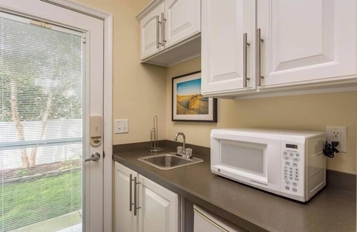 Country Club Estates House | Spacious Modern Home with Hot Tub, Outdoor Dining & SONOS Sound System