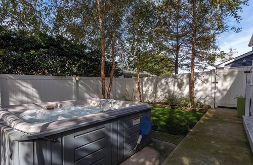 Country Club Estates House | Spacious Modern Home with Hot Tub, Outdoor Dining & SONOS Sound System