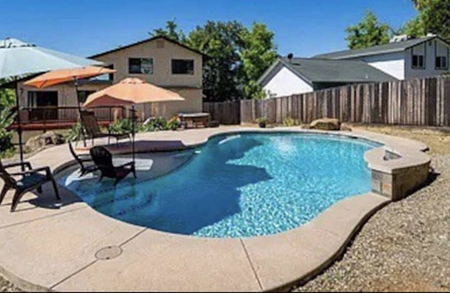 Redding House | Spacious Modern w/hot tub pool 4BD/3BR