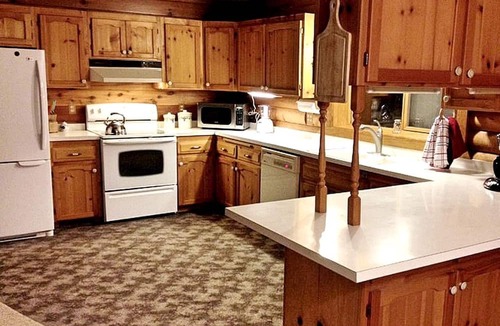 Naches Cabin | Spacious Mountain Cabin with a Hot Tub near Mount Rainier National Park, Washington