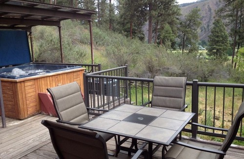 Naches Cabin | Spacious Mountain Cabin with a Hot Tub near Mount Rainier National Park, Washington