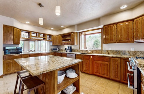 Durango House | Spacious mountain retreat w/incredible views, hot tub, gym & great location