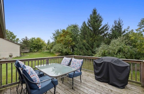 Rockford House | Spacious multi-unit retreat in Rockford