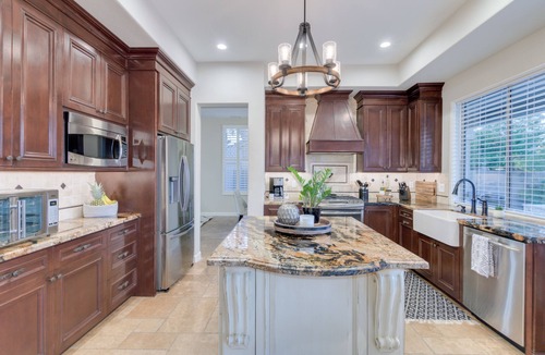 Arrowhead Ranch House | Spacious N. Glendale Retreat/5BR/Htd Pool & Hot Tub/Greenbelt Views/Central Loc