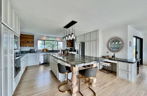 Napa House | Spacious Napa Valley home set amongst the vineyards with resort-style amenities