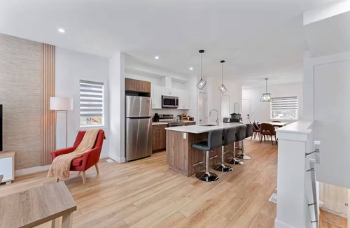 St. James House | Spacious new 3 Bedroom, sleeps 10, King Bed, 8min to YWG