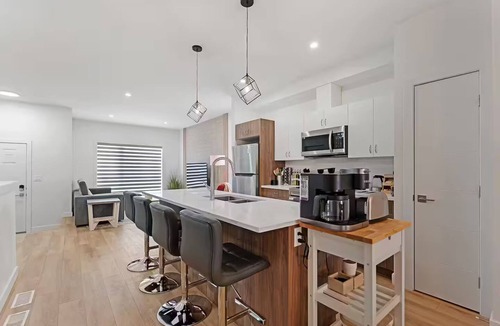 St. James House | Spacious new 3 Bedroom, sleeps 10, King Bed, 8min to YWG