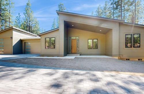 Black Butte Ranch House | Spacious new construction home with forest views and resort amenities