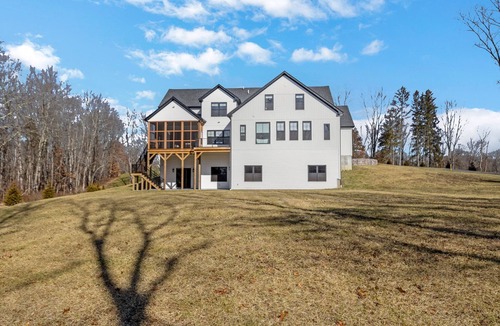 Poughkeepsie House | Spacious New Luxurious holiday house in lovely Hudson Valley