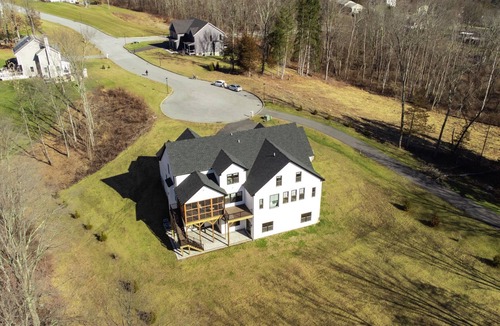 Poughkeepsie House | Spacious New Luxurious holiday house in lovely Hudson Valley