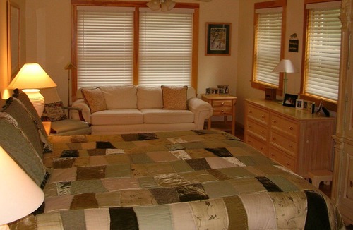 Bradford House | Spacious newer upscale home on Lake Todd