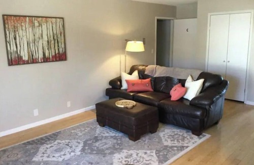 Cedar Rapids Apartment | Spacious Newly remodeled 2 bedroom with natural sunlight.
