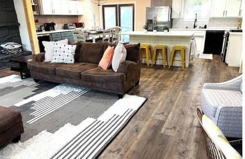 Prairie Creek House | Spacious newly renovated family-sized home .5 mi Prairie Creek Marina, Rogers