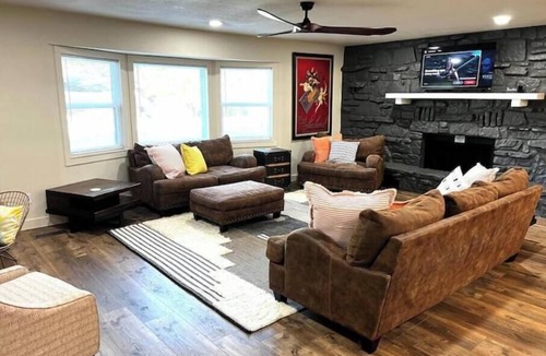 Prairie Creek House | Spacious newly renovated family-sized home .5 mi Prairie Creek Marina, Rogers