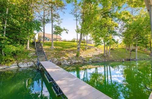 Maynardville House | Spacious Norris Lakefront Retreat・Firepit・Hot Tub