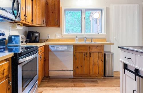 Birch Hill Condo | Spacious North Conway Getaway, Sleeps 13, Close to Echo Lake & Downtown