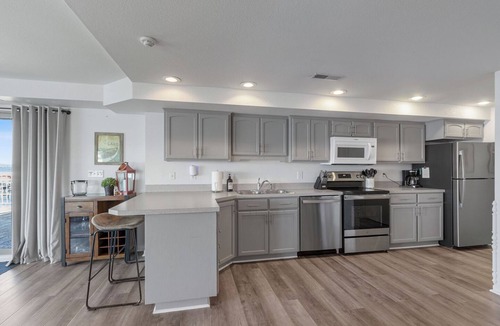 Clear Lake Condo | Spacious North Shore 2 bedroom Lake Condo with a Dock!