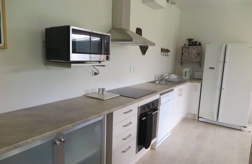 Tawharanui Cottage | Spacious, modern, tranquil, convenient, great location with sea views & bush.