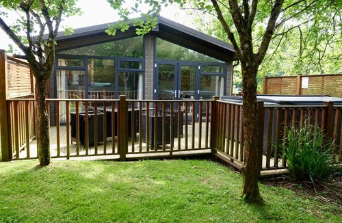 Liverton House | Spacious Oak Cabin with Hot Tub - Devon