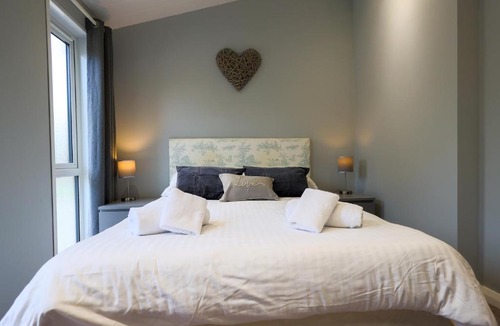 Liverton House | Spacious Oak Cabin with Hot Tub - Devon