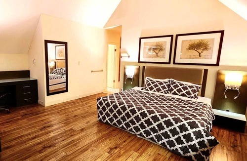 Kerrisdale House | Spacious Oasis for Groups: 9 Beds, 7 Bathrooms-Your Perfect Home Away from Home