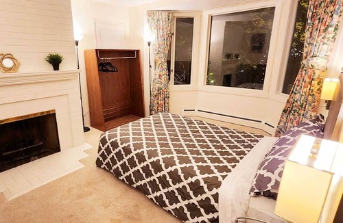 Kerrisdale House | Spacious Oasis for Groups: 9 Beds, 7 Bathrooms-Your Perfect Home Away from Home
