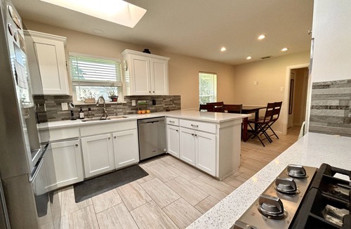 Carrollton House | Spacious Oasis Retreat for Family & Work – Filled with Comfort - Fast Wi-Fi