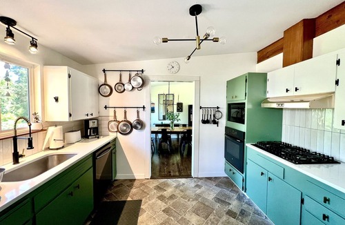Esperance House | Spacious Oasis with Hot Tub & Yard. 10 minutes to the Ferry and Light Rail