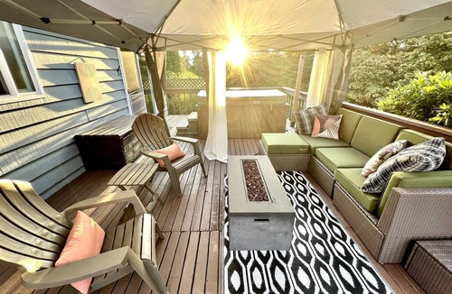 Esperance House | Spacious Oasis with Hot Tub & Yard. 10 minutes to the Ferry and Light Rail