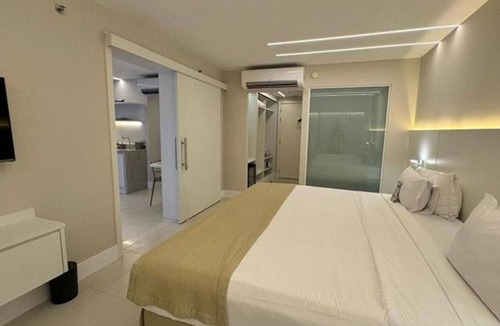Recreio dos Bandeirantes Hotel | Spacious Ocean-Front Room Ideal for Relaxation | For Large Family or Groups!