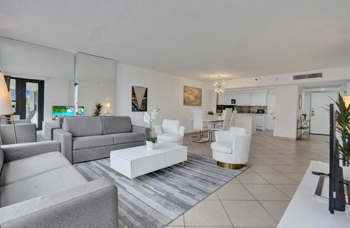 Mid Beach Apartment | Spacious Ocean View Resort Beach Condo 601