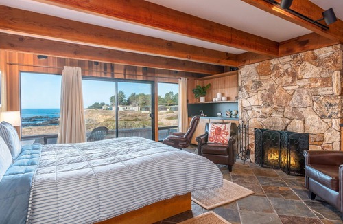 Sea Ranch House | Spacious Oceanfront Getaway | Hot Tub, Garden, Apple TV