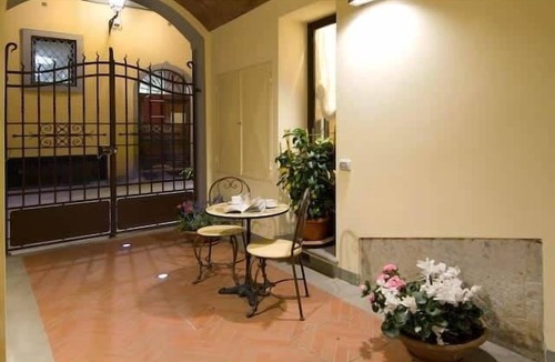 Prato House | Spacious one-bedroom apartment with loft in historic center (5)