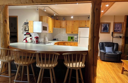 Apex Mountain Ski Chalet | SPACIOUS ONE BEDROOM UNIT AT APEX MOUNTAIN WITH AWESOME VIEW.PET FRIENDLY.