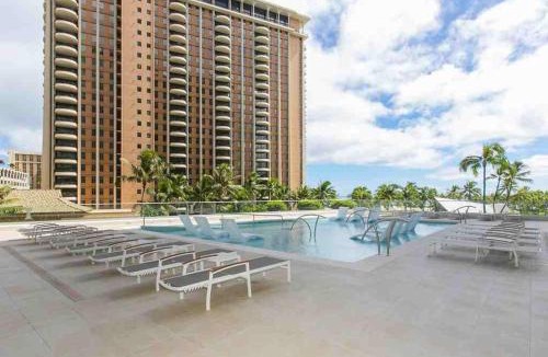 Waikiki Apartment | Spacious One Bedroom Harbor View Condos at Ilikai Marina With Private Balcony