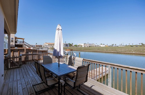 Corpus Christi House | Spacious one story waterfront escape with boat dock & kayaks! 1 mile to beach #B