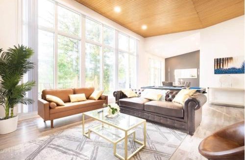 Bathurst Manor House | Spacious Open Concept Home Near Rogers Stadium