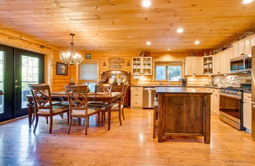 Packwood House | Spacious Packwood Cabin w/Hot Tub - Near River