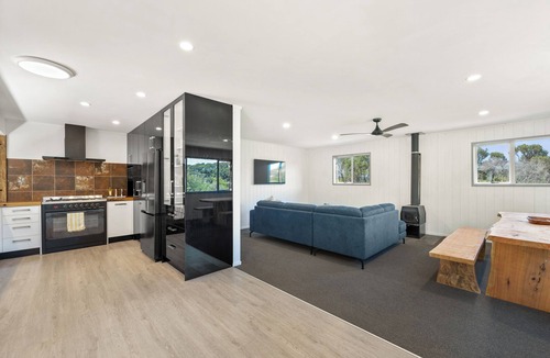 Haruru House | Spacious Paihia Dark Sky Retreat with Spa Pool and Fireplace