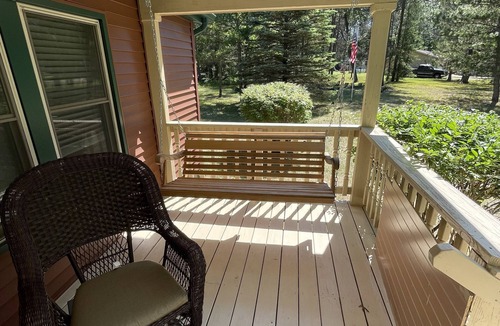 St. Helen House | Spacious, peaceful home away from home.sun or snow!