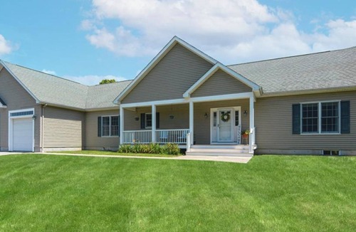 Newport East House | Spacious & Peaceful Retreat in Middletown