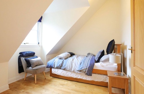 Gullane House | Spacious penthouse flat in Gullane, featuring 3 en-suite bedrooms. Sleeps 6.