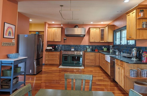 Mont Vernon House | Spacious Pet Friendly 5-bedroom farmhouse in fabulous Mont Vernon with AC, WIFI