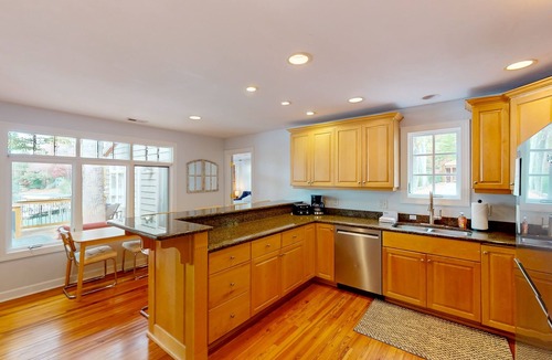 Moneta Cottage | Spacious pet friendly Cottage with balcony, dock, and hot tub